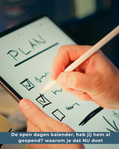 Een hand die pen vasthoudt en taken bij plan afvinkt. tekst over open dagen plan maken bij studiekeuze