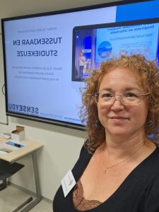 voorlichting tussenjaar op een vo school door Fenna Schrauwen, staand voor de presentatie in klaslokaal